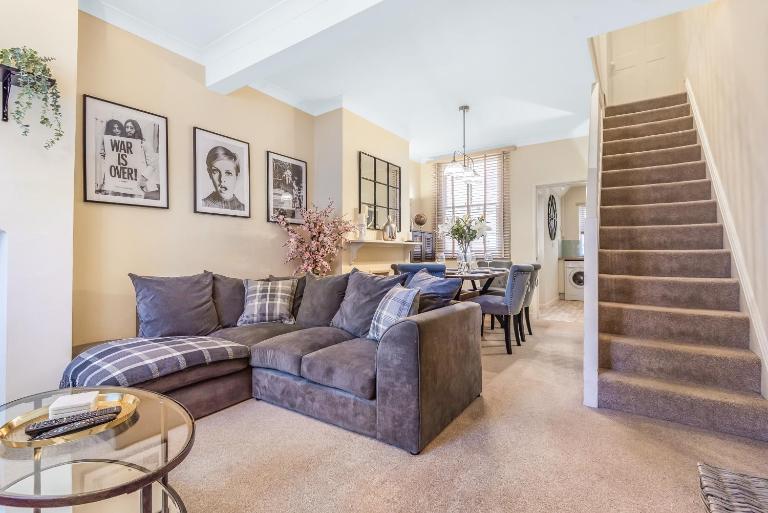 Chester City Centre Cottage, Sleeps 6 with FREE Parking - Chambres d'hôtes Chester