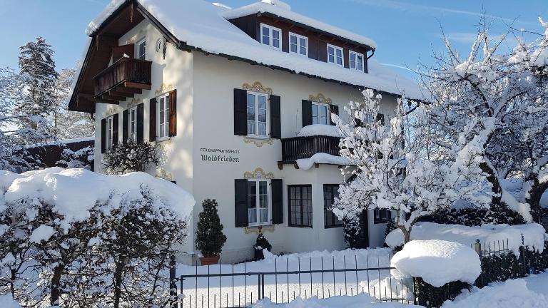 Villa Waldfrieden - Ferienwohnungen und -Haus - Bed and Breakfast Kochel