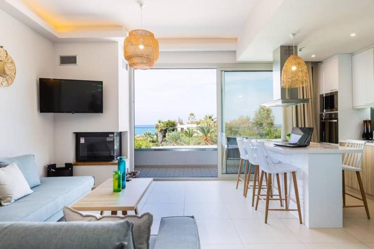 Adelhome - Sea view & walking distance to beach! - B&B Adelianós Kámpos