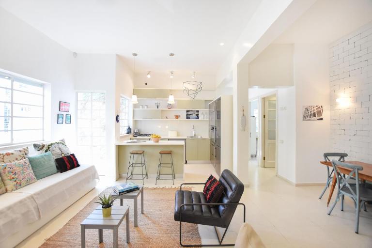 Spacious 3-BR Apartment by HolyGuest - Ferienwohnung Tel Aviv