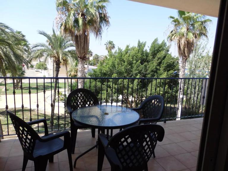 Nice apartment with spacious terrass, park view and rooftop - B&B Los Alcázares