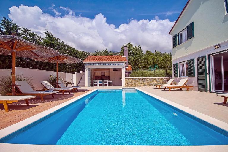VILLA STOZAK, private heated pool, cinema room and sauna, 7 km from beach - B&B Tugare