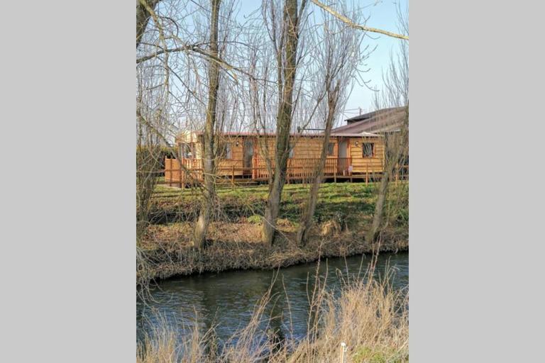 Poplar Lodge Log Caravan - B&B Kirkby on Bain