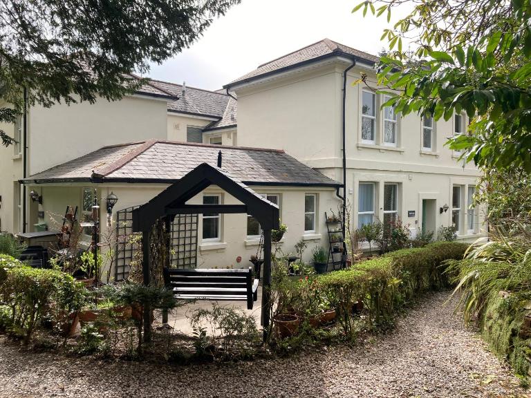 Hollyhocks Holiday Home- 2 bedroomed ground floor apartment sleeps 5 - Bed and Breakfast Ivybridge