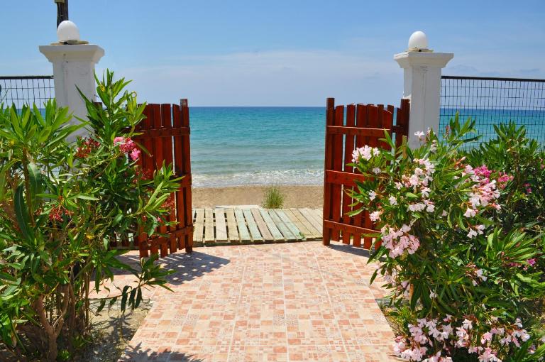 Beachfront Vacation Home eftichia - B&B Aghios Gordios