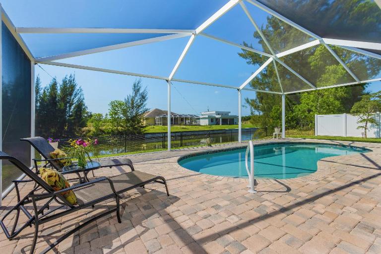 Amazing outdoor living on a freshwater canal, 4 bedrooms, pet-friendly - Villa Becky - B&B Cape Coral