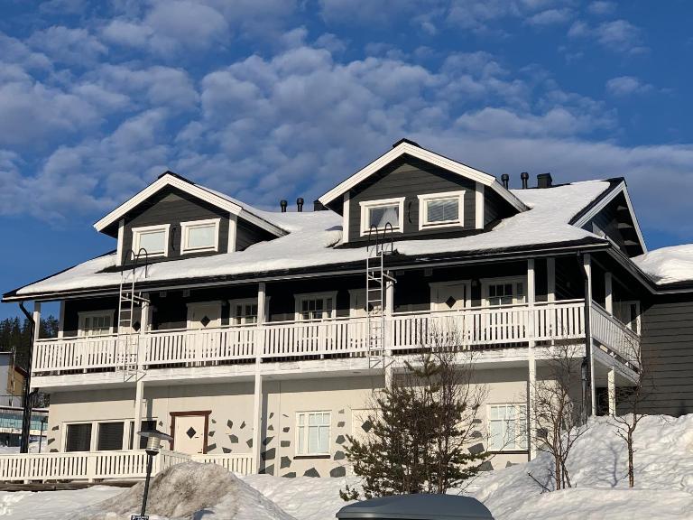 Vaeltajankulma H6 Ski Resort Ylläsjärvi alue - Bed and Breakfast Ylläsjärvi