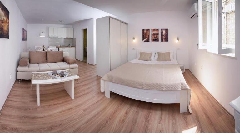 Luce - B&B Budua