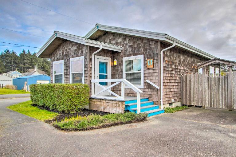 Steps to Beach! Airy Coastal Escape w/ Deck - B&B Pacific Beach