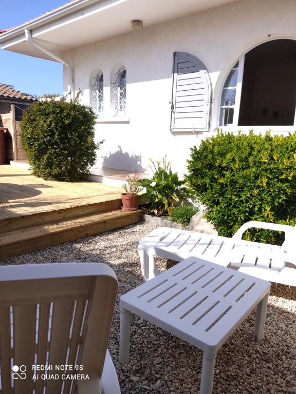 GITE JARDIN/TERRASSE COSY PRES PLAGES - Bed and Breakfast Arès