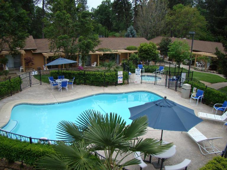 Ponderosa Gardens Motel - Bed and Breakfast Paradise