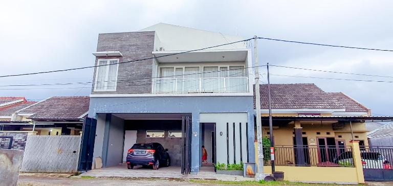 Villa Mangli Monochrome Syariah by eComerceloka - B&B Jember
