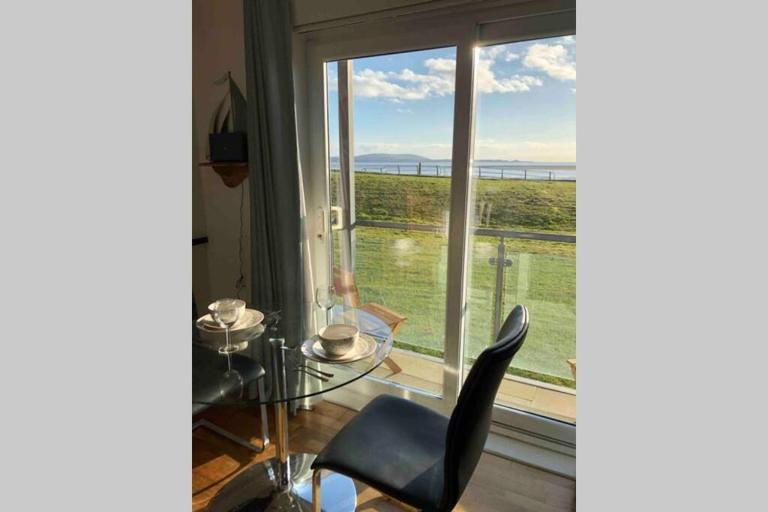 CockleDora, A Luxury Ground Floor Beachfront Apartment - B&B Llanelli