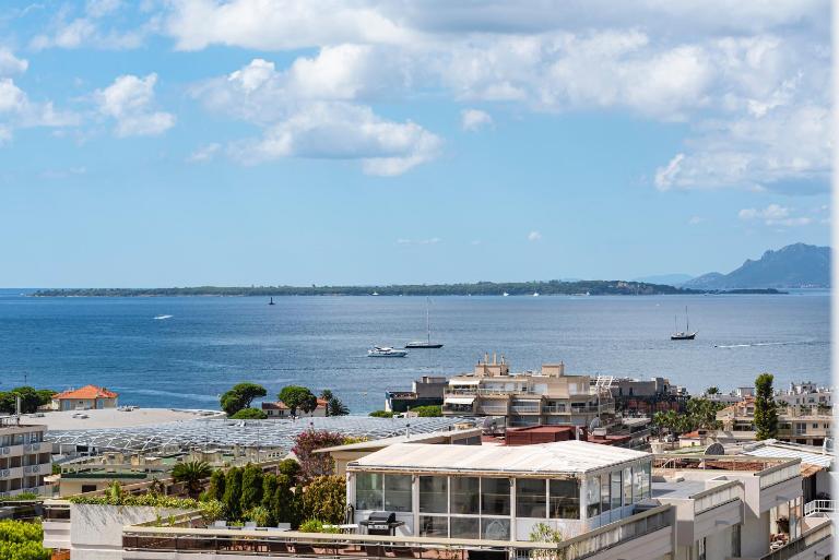 Vue mer 180° cocon à 7 min de la plage piscine AC - B&B Antibes