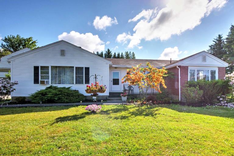 Cozy Ellsworth Home w/ Yard, 15 Mi to Acadia! - B&B Ellsworth