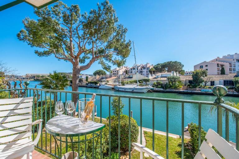 Appartement Saphir - Welkeys - Bed and Breakfast Grimaud