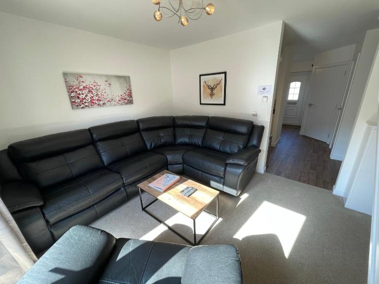 Gorsebank View, Stylish Modern 2-Bed Townhouse with Private Garden - B&B Inverness