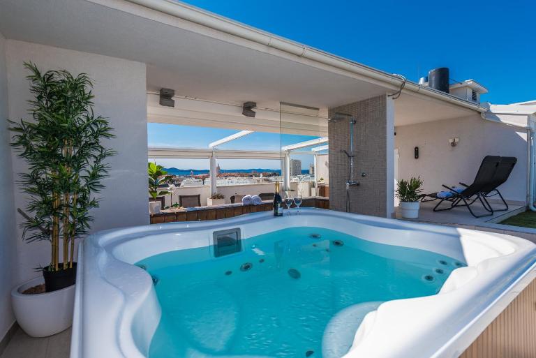 Penthouse with roof terrace with jacuzzi - B&B Zara