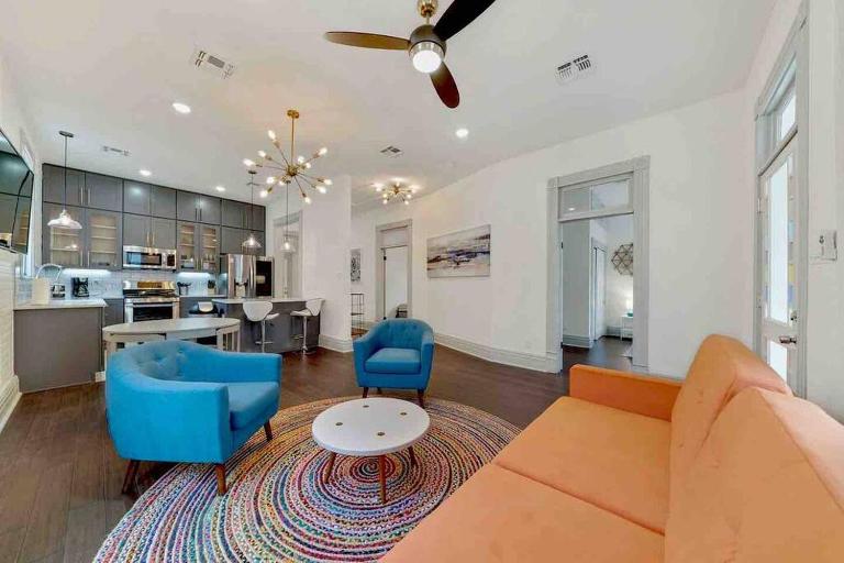 Historic home with heated Mini Pool walking distance to downtown San Antonio! - B&B San Antonio