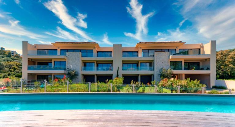 Solaneos propose magnifique T4 neuf sur le port avec Piscine CHAUFFEE - Chambres d'hôtes Porto-Vecchio