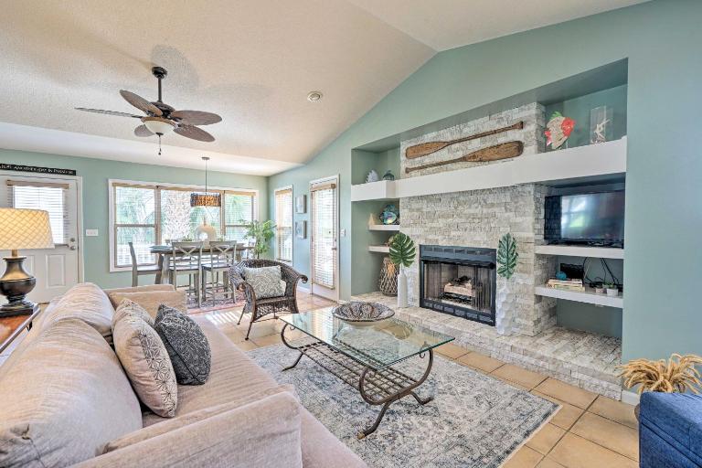 Coastal Hideaway ~ 1/2 Mi to Beach + Boardwalk! - B&B Carolina Beach
