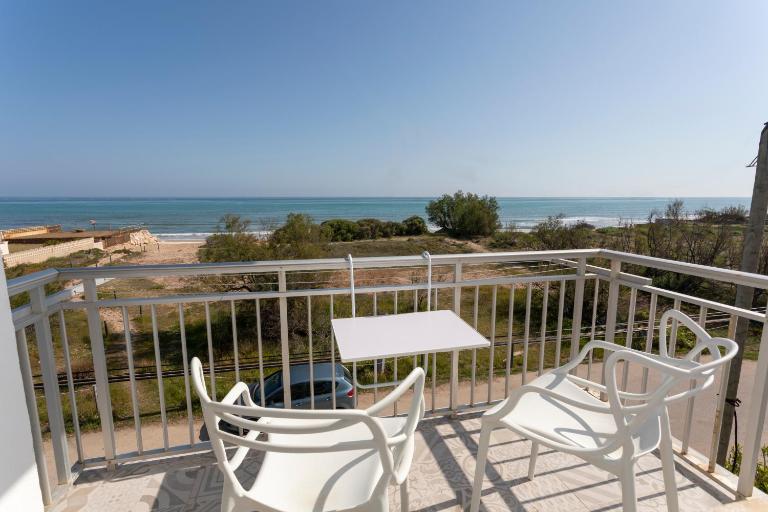 Los Chopos, 2 dormitorios, frente al mar, by Bookindenia - Chambres d'hôtes Denia