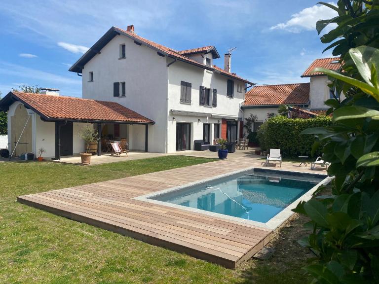 Hiru Alabak - Maison à Biarritz, piscine, jardin, 8 personnes - B&B Biarritz