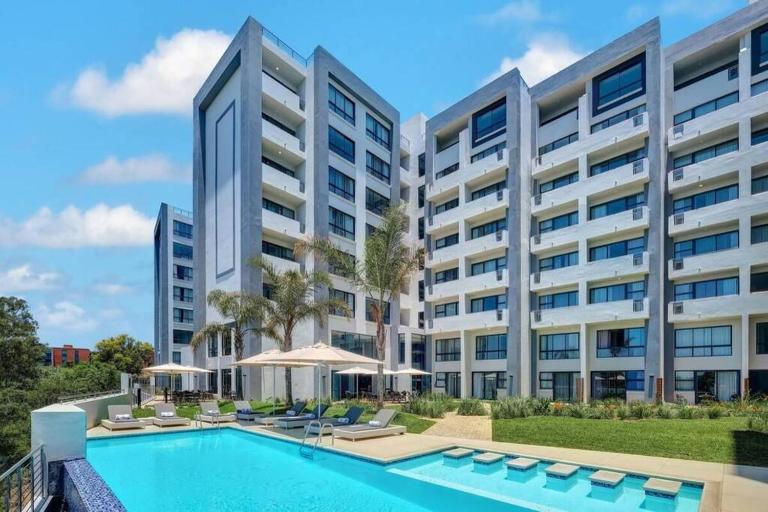 Menlyn apartment with ensuit Regency Hotel - B&B Pretoria