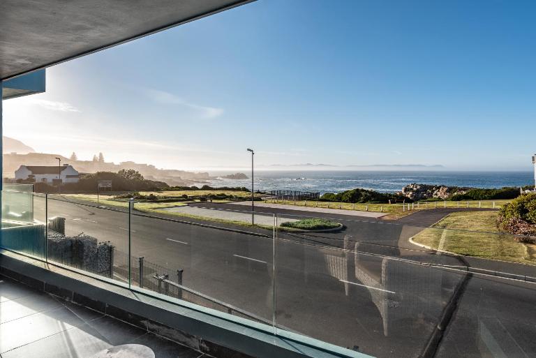 17 Marine, 2 Bedroom Sea-Facing Apt101 - B&B Hermanus