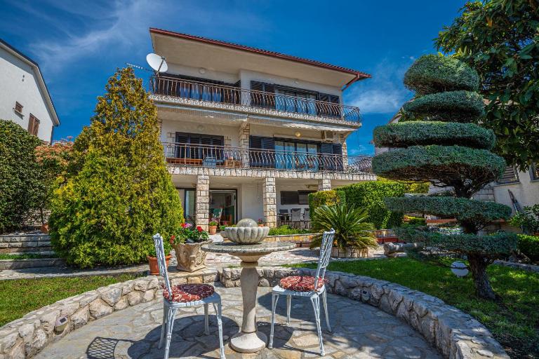 Apartment Laura - B&B Novi Vinodolski