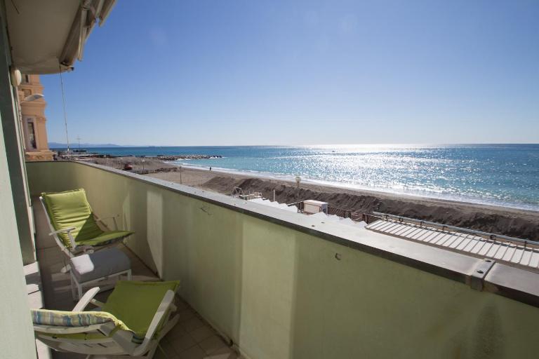 Splendido appartamento fronte mare con box doppio - Chambres d'hôtes Varazze