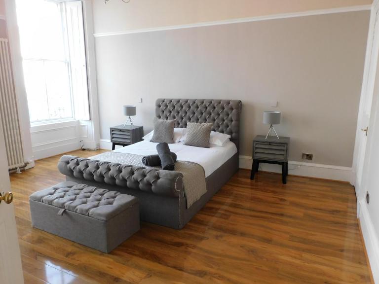 WEST END - Stunning, spacious, 3 bedroom, main door flat with private parking - B&B Glasgow