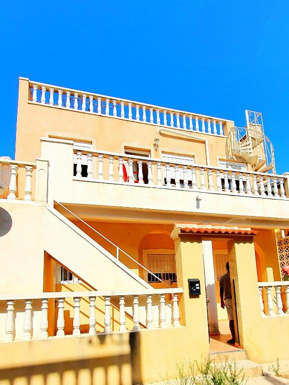 Holiday apartment in La Marina - Bed and Breakfast Alicante