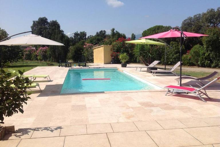 Suite spacieuse avec accès piscine - B&B Ghisonaccia
