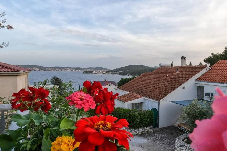 KN House with two apartments near sea - Bed and Breakfast Rogoznica