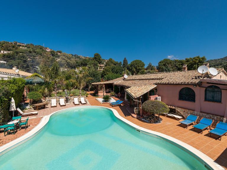 Guest House Villa Verde - Short Term Room Rentals - Bed and Breakfast Torre delle Stelle