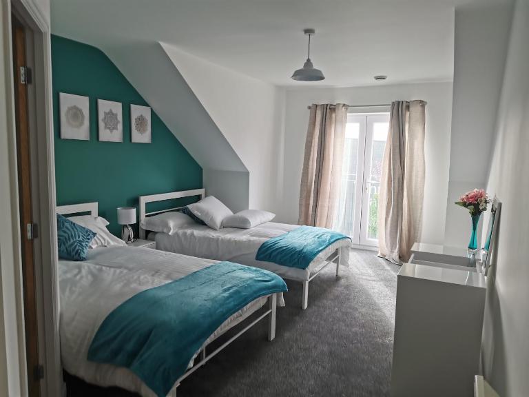 Spacious & modern 3 Bed Apartment + parking & central location - B&B Wakefield