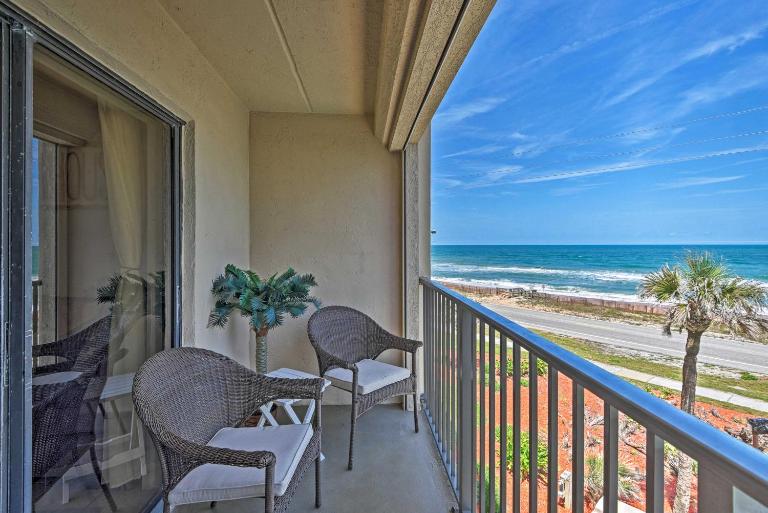 Oceanfront Ormond Beach Getaway w/ Balcony! - B&B Ormond Beach