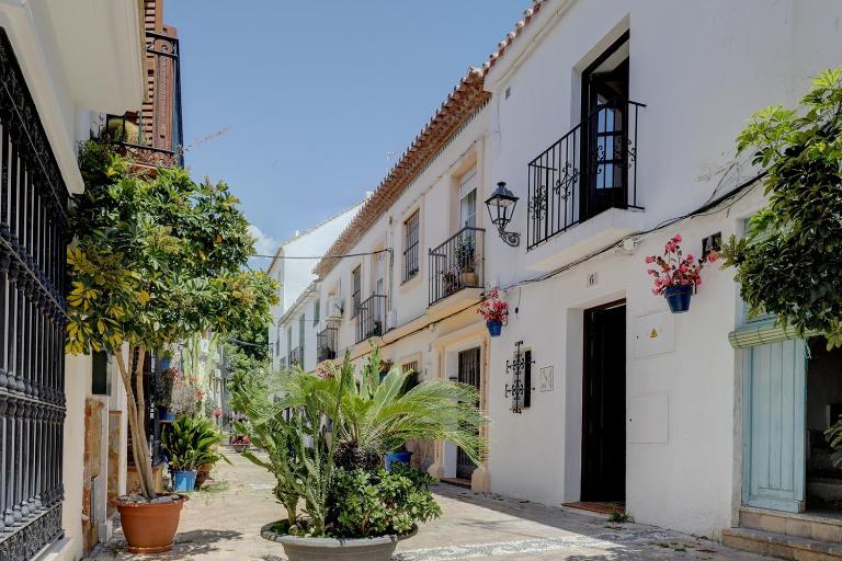 Authentic Andalusian Townhouse - Private Roof Terrace - 5min Beach - Chambres d'hôtes Estepona