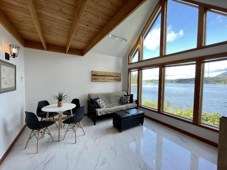 Private Oceanfront Cabin With Hot Tub Doc Holiday Cabin - B&B Ucluelet