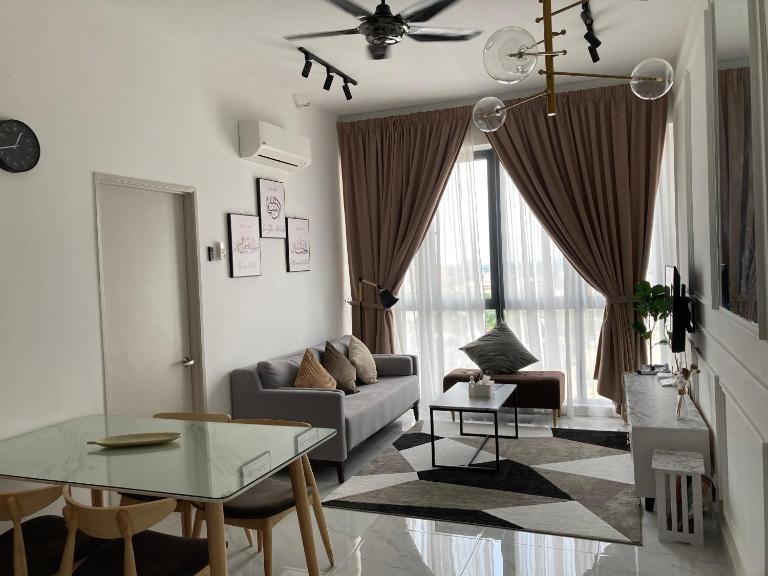 FREE NETFLIX! ZAs Suite at Troika Residence, KB - Bed and Breakfast Kota Bharu