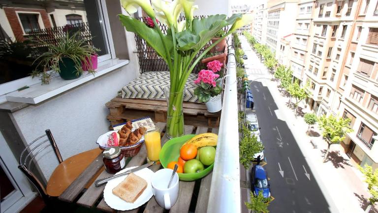 "El rincon del pintor"Enorme piso a junto a Laurel ascensor By Apartamentos Logrono - B&B Logroño