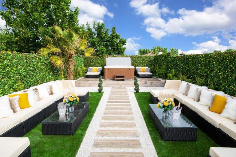 Luxury Cottage - City Center - Large Garden with Hot Tub -7 Bedrooms-4 Bathrooms - B&B Galway