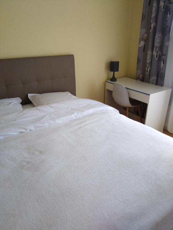 chez Myla chambre avec tv écran plat et salle de bain privative - B&B Bourges
