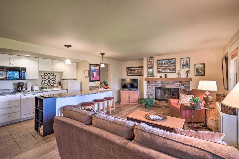 Bend Condo w/ Deck, Resort-Style Amenities & Views - Bed and Breakfast Bend