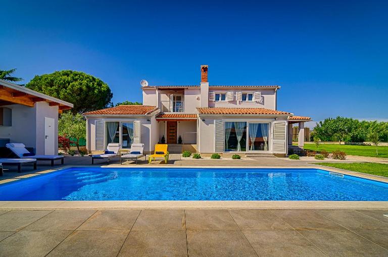 Family-Villa Captains House, schöner großer Pool und riesiger Garten - B&B Fažana