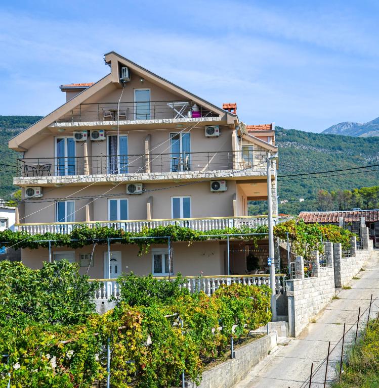 Apartments Ivana - Bed and Breakfast Tivat