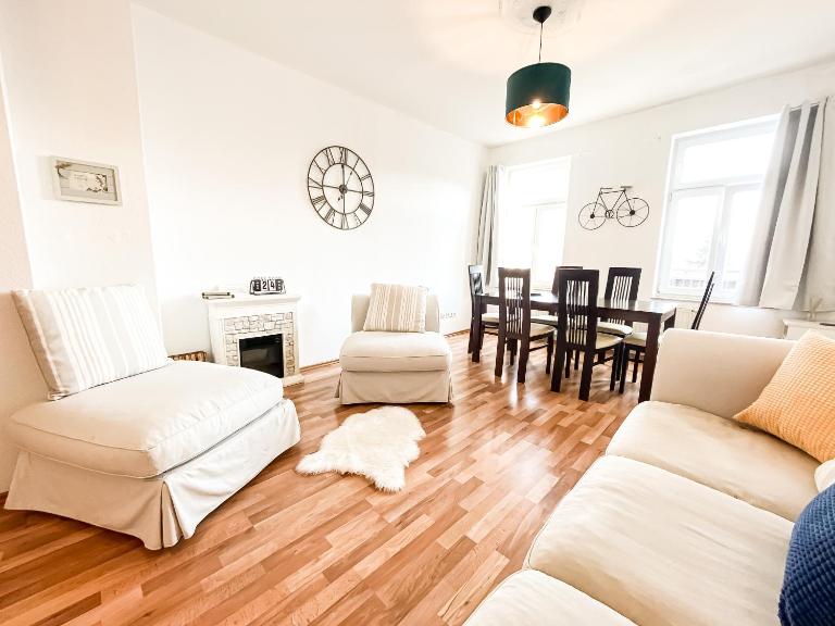 Stilvolles Apartment mit 2 Schlafzimmern & Balkon - nahe Flughafen, Porsche und Messe - B&B Lipsia