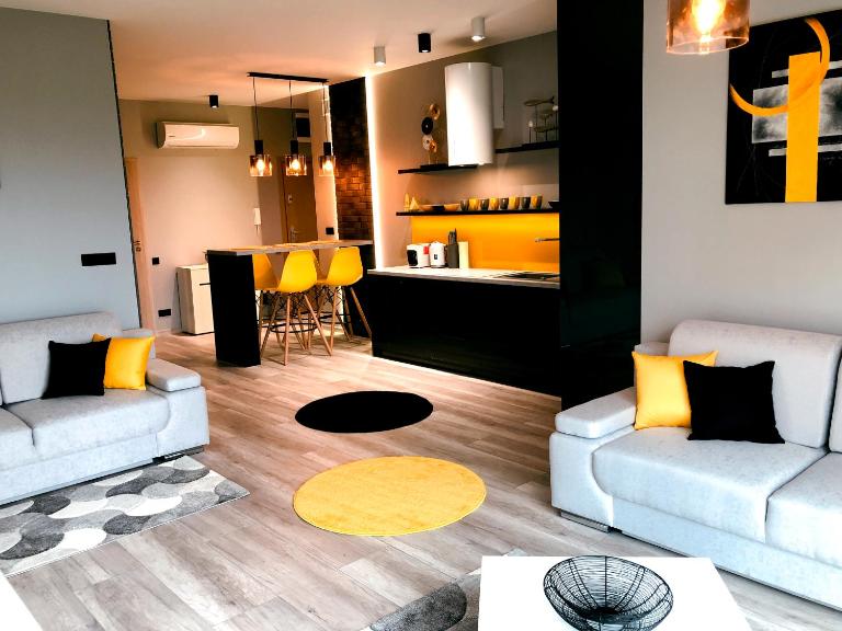 APARTAMENT ELEGANCE YELLOW w Nautica Resort - Bed and Breakfast Giżycko