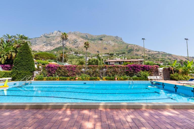 Villetta con Giardino esclusivo di 1000 mq, Piscina, Tennis, Calcio, Bocce - B&B Forio